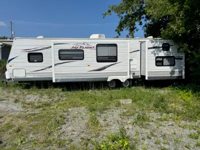 2 slides out sur le même côté. Vient avec 2 tanks de propane, 1 toile protectrice pour la saison fro...