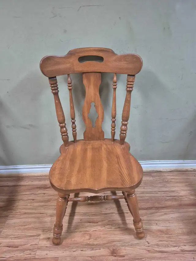 Set of 4 Solid Wood Dining Chairs in Dining Tables & Sets in Mississauga / Peel Region - Image 2