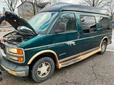 1997 GMC Camper Van - Power Bed - Air Compressor - TV 5.7L Motor Runs and drives great Come and take...