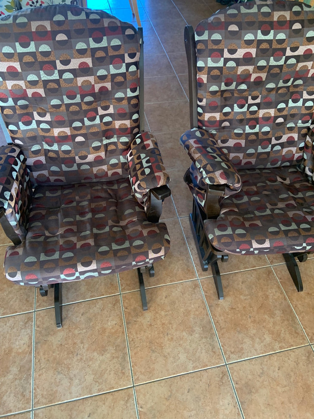 2 Fauteuil berçant  in Chairs & Recliners in West Island