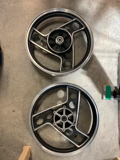 Pièces de Yamaha RZ350 Fourches de RZ 86-89 avec kit Race Tech. Très belle et droite $250 Kit pour c...