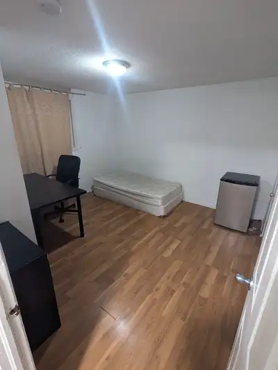 Room at heron Gate Mall, Walkley/Albion. All inclusive. ASAP