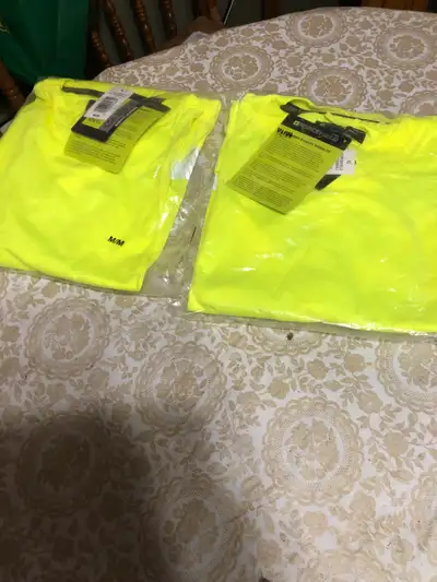 2 chandails ( t- shirt)forcefield neufs  gr: médium , View more