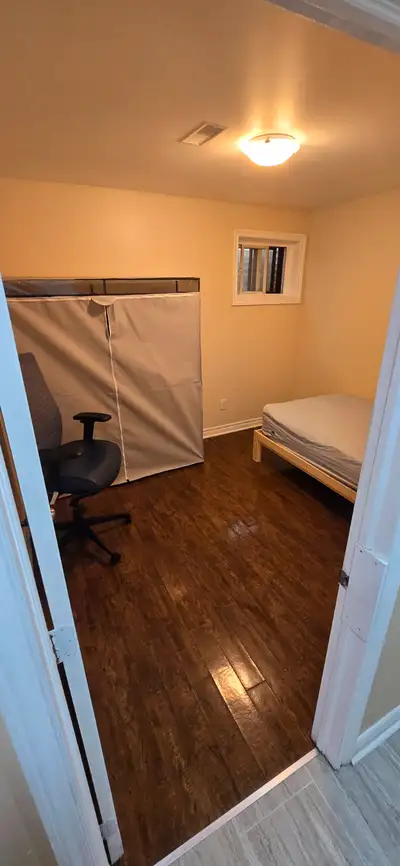***SHOWINGS AVAILABLE WITH ADVANCED NOTICE ONLY*** Room is available right away. Bedroom available t...