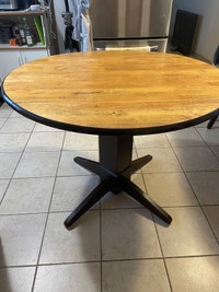 Table en bois véritable (non plaqué) usagé en bonne condition 