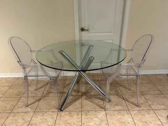 Glass kitchen table with chairs in Dining Tables & Sets in Laval / North Shore - Image 2