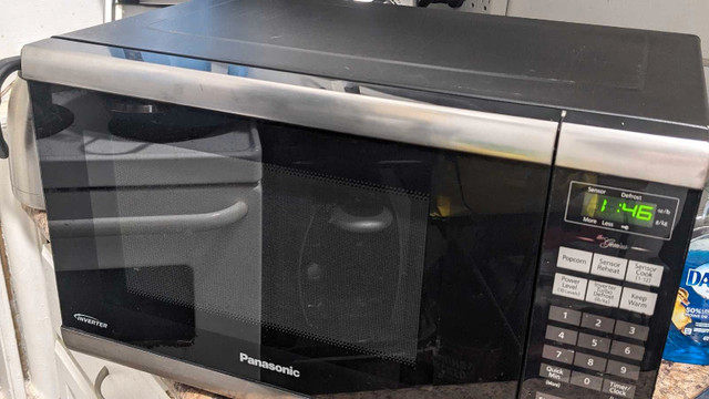 Panasonic NNST661S Genius Inverter in Microwaves & Cookers in Winnipeg