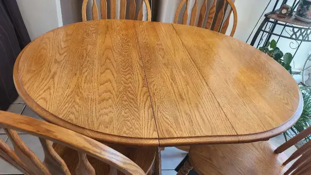 solid wood round table in Dining Tables & Sets in Bridgewater - Image 3