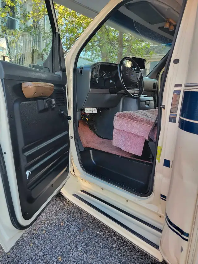 Ford ctv Royal 1993 non fumeur in RVs & Motorhomes in Québec City - Image 6