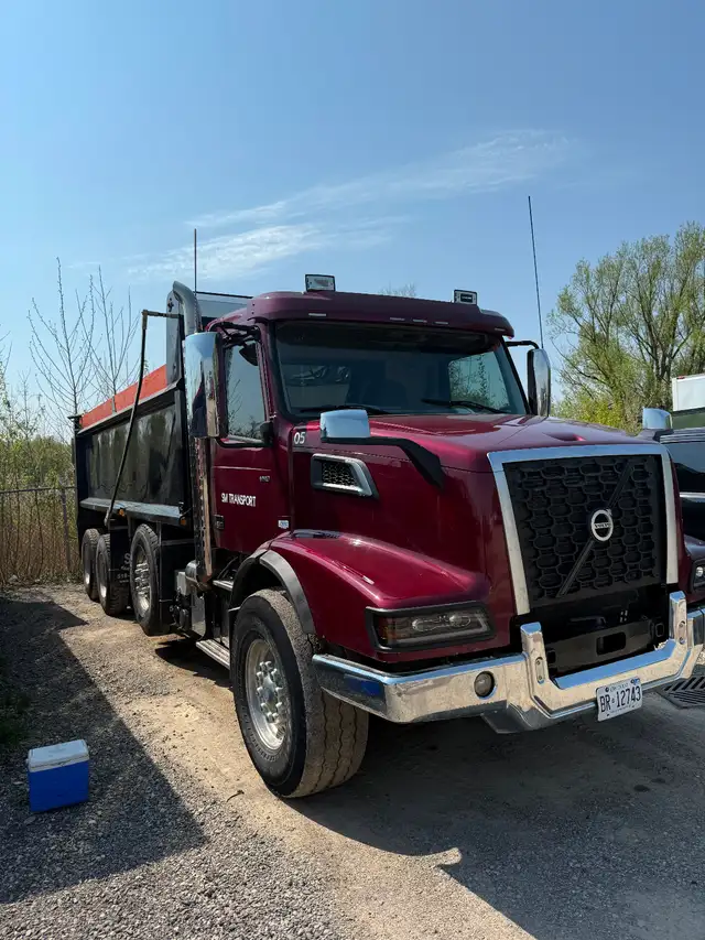 2022 Volvo VHD dump truck in Heavy Trucks in London - Image 11