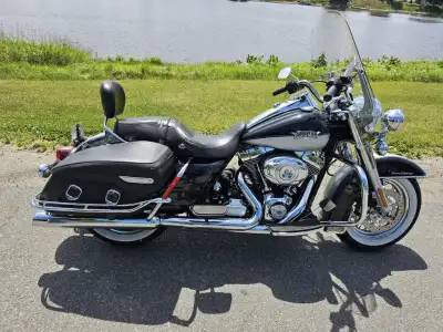 Road King Classic FLHRCI 2012, Acheter neuve un seul propriétaire, Couleur spéciale 2 tons ; Argent...