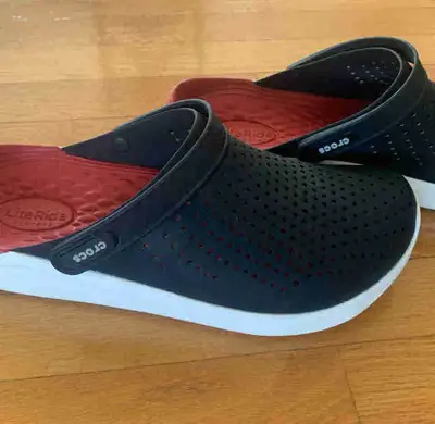 Chaussures neuves crocs (homme 10 ou femme 12), View more