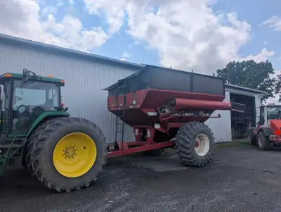 Grain cart Brent unverferth 772 avec toile et pneu Firestone 30.5l32. bonne condition
