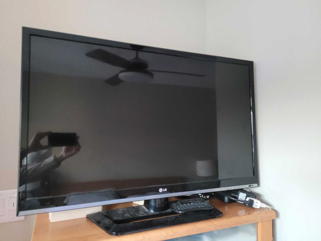 36" Flat screen tv with mount in TVs in Cambridge - Image 4