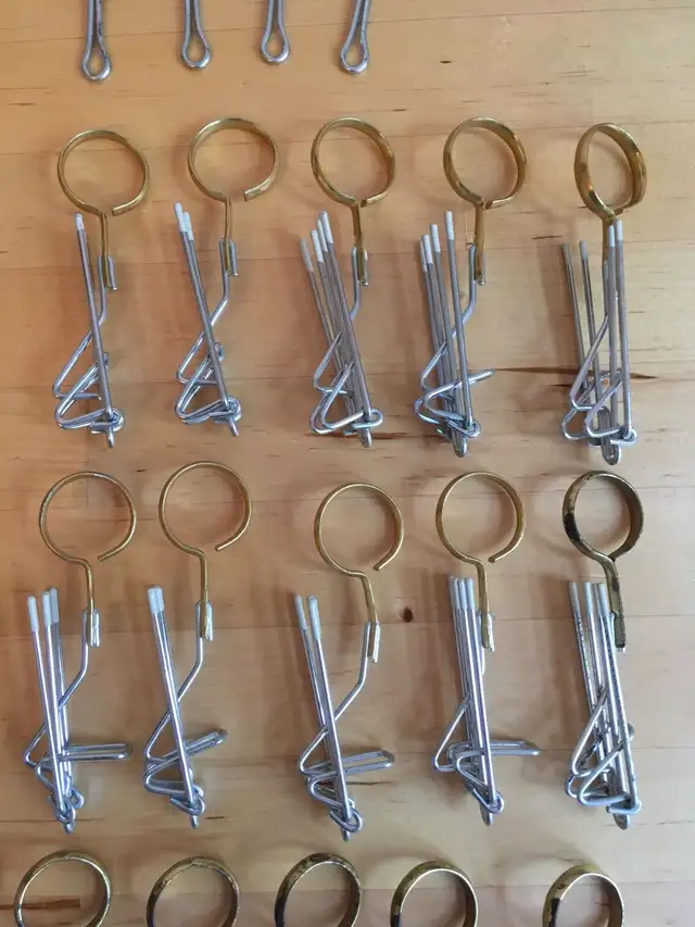 Lot 67 Crochets rideaux MÉTAL VINTAGE 4-Prong Curtain Hooks  in Windows, Doors & Trim in City of Montréal - Image 10