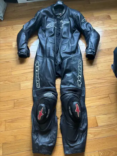 One piece Alpinestars noir en cuir 44/54 en bonne condition. Toutes les fermetures éclaires et les p...