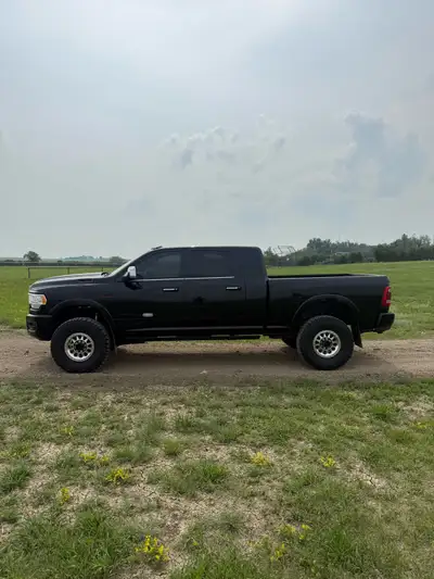 2022 Dodge Ram 2500 Limited Longhorn Mega Cab, 6.7L Cummins. Only 35,150km. Fully loaded with every...