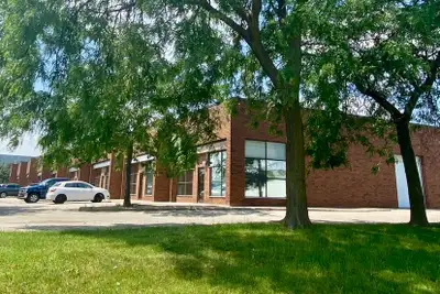 *Well-maintained, tree-lined property *Prime location: easy access to HWY 410 & HWY 401 *Public tran...