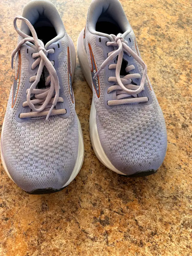 Like new Woman's size 8 Brooks running shoes