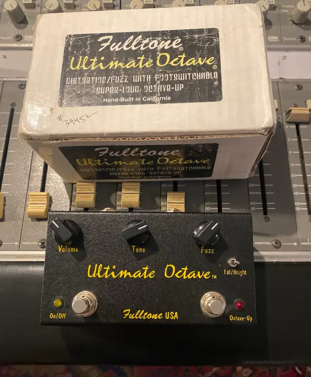 Fulltone Ultimate Octave Fuzz Pedal w/ box in Amps & Pedals in City of Toronto - Image 2