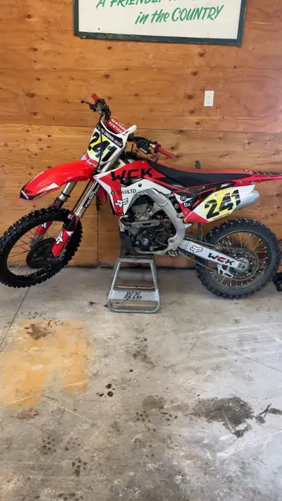 Mint 2018 crf250r Works very good Never been raced Electric start 60 hours on it Oil changed every 5...