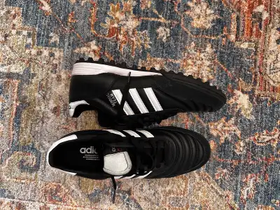 Get ready to dominate the turf with these used Adidas Mundial Team Turf Soccer Shoes! These shoes ar...