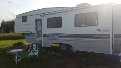 32` Terry Fifth Wheel...Fridge/freezer,microwave,oven, stove,Electric & propane hot water,Bathtub/sh...