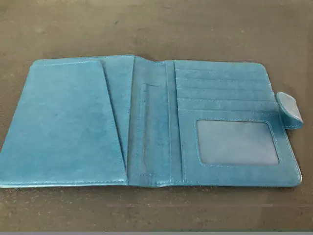 Étui à passeport in Other in Laval / North Shore - Image 3