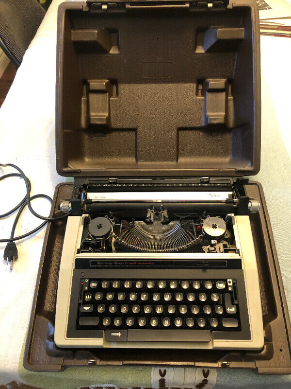 Vintage Sears Celebrity Power 12 Electric Typewriter in General Electronics in Oshawa / Durham Region - Image 2