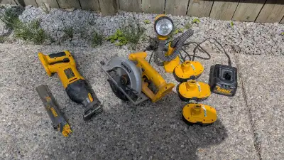 Recipe saw with blades, skil saw, flashlight with 3 batteries and a charger Everything Works