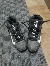 Youth baseball cleats