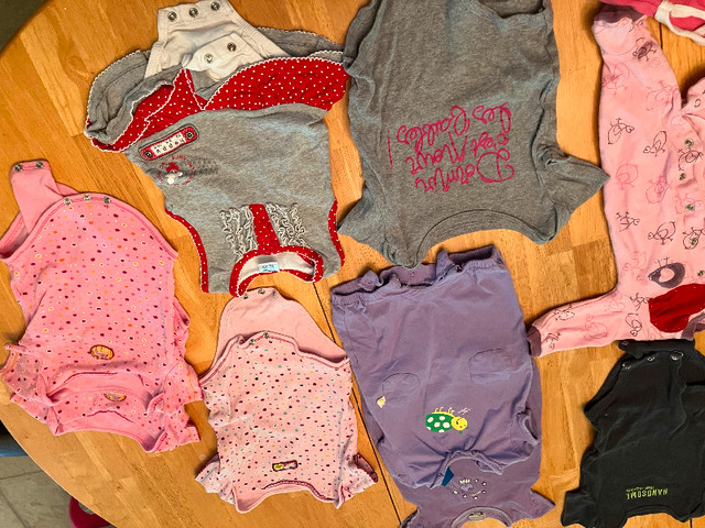 Lot vêtements bébé filles (11 cache-couché et 1 pyjama) 0-12M dans Vêtements - 3 à 6 mois  à Granby