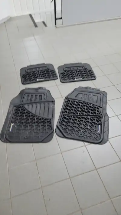 4 Tapis rubber Michelin . Peut être couper pour ajustement de votre véhicule, demande $25 pour les 4...