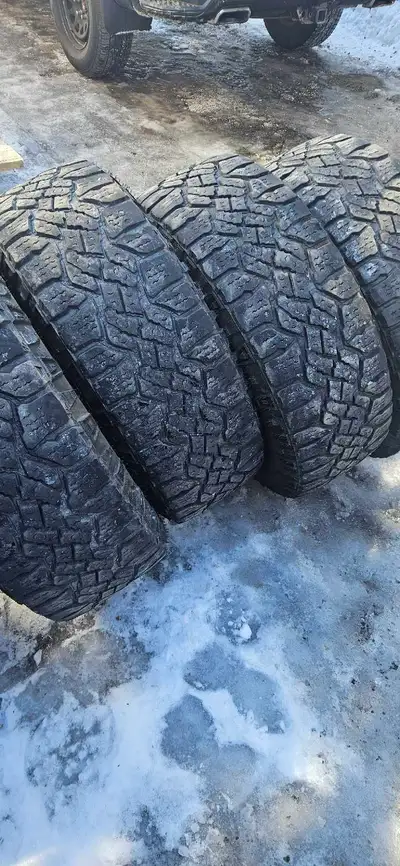 Pneus origine de GM 2021, 4 saisons, encore de la vie, jamais eu de crevaison. Original tires from G...
