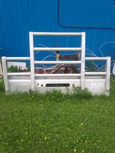 Offering a Herd Moose Bumper has mounting brackets with it bent on one corner but can be fixed reall...