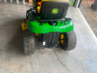 John Deere E100 Lawn Tractor