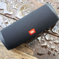 JBL Flip 5 Bluetooth Speaker in good working order.