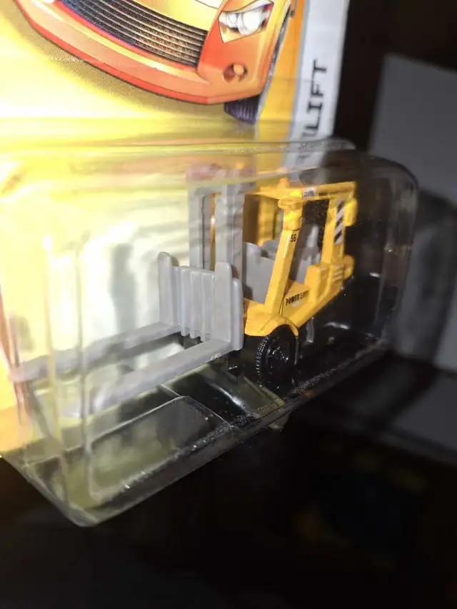 Fork Lift "Power Lift" 2008 Matchbox release card is creased in Toys & Games in Guelph - Image 6
