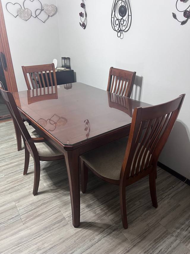 Table and chairs  dans Mobilier de salle à manger et cuisine  à Lethbridge