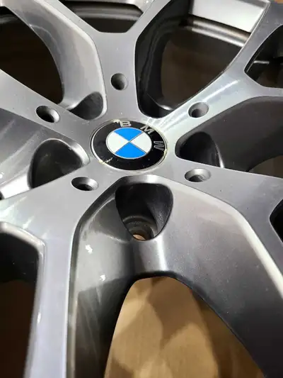 Bmw X5 Original rims. 20inches. Style 738. Square setup 20x9. Center caps and tpms installed. Fits f...