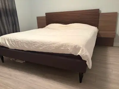 Tres grand lit plateforme, tête de lit en bois=, View more