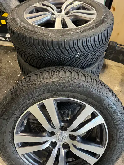 I'm offering a set of four 18-inch Honda rims with Michelin CrossClimate tires, perfect for a Honda...