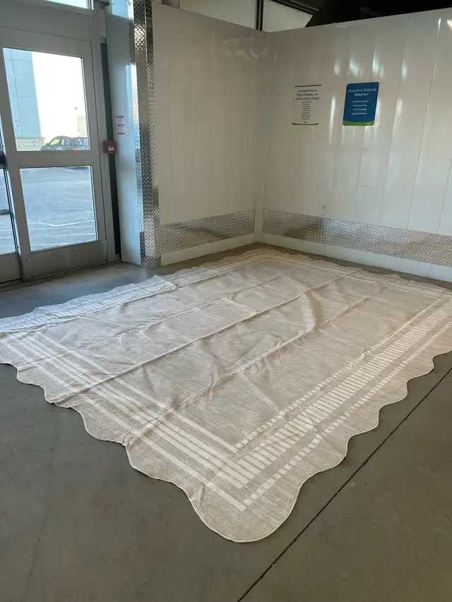 New Machine-washable Cream Scalloped Area Rug  in Rugs, Carpets & Runners in Mississauga / Peel Region - Image 8