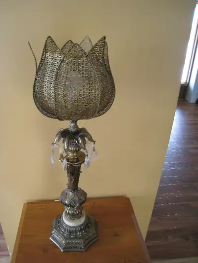 Lampe antique très rare en métal et marbre dans le bas de 29-1/2 hauteur Très belle lampe !!!