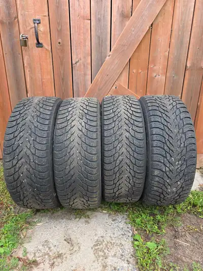 4 pneus hiver de bonne qualité Nokian. 1 hiver et demi usure presque neuf.