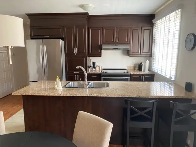 4.5 A LAVAL TRÈS TRANQUILLE CONSTRUCTION SUPÉRIEURE ASCENSEUR