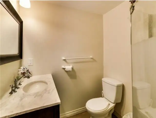 ROOM FOR RENT…!!!!! in Room Rentals & Roommates in City of Toronto - Image 8