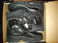 Men's boots. New in box.