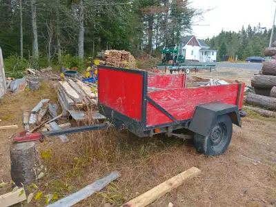 Remorque artisanale très solide, plancher en bois refait récemment. Dimensions: 44'' x 71''