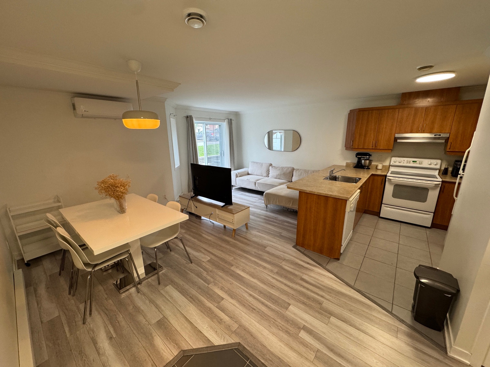 condo 3 1/2 Brossard Dix30 semi-meublé. Semi-furnished — photo 3